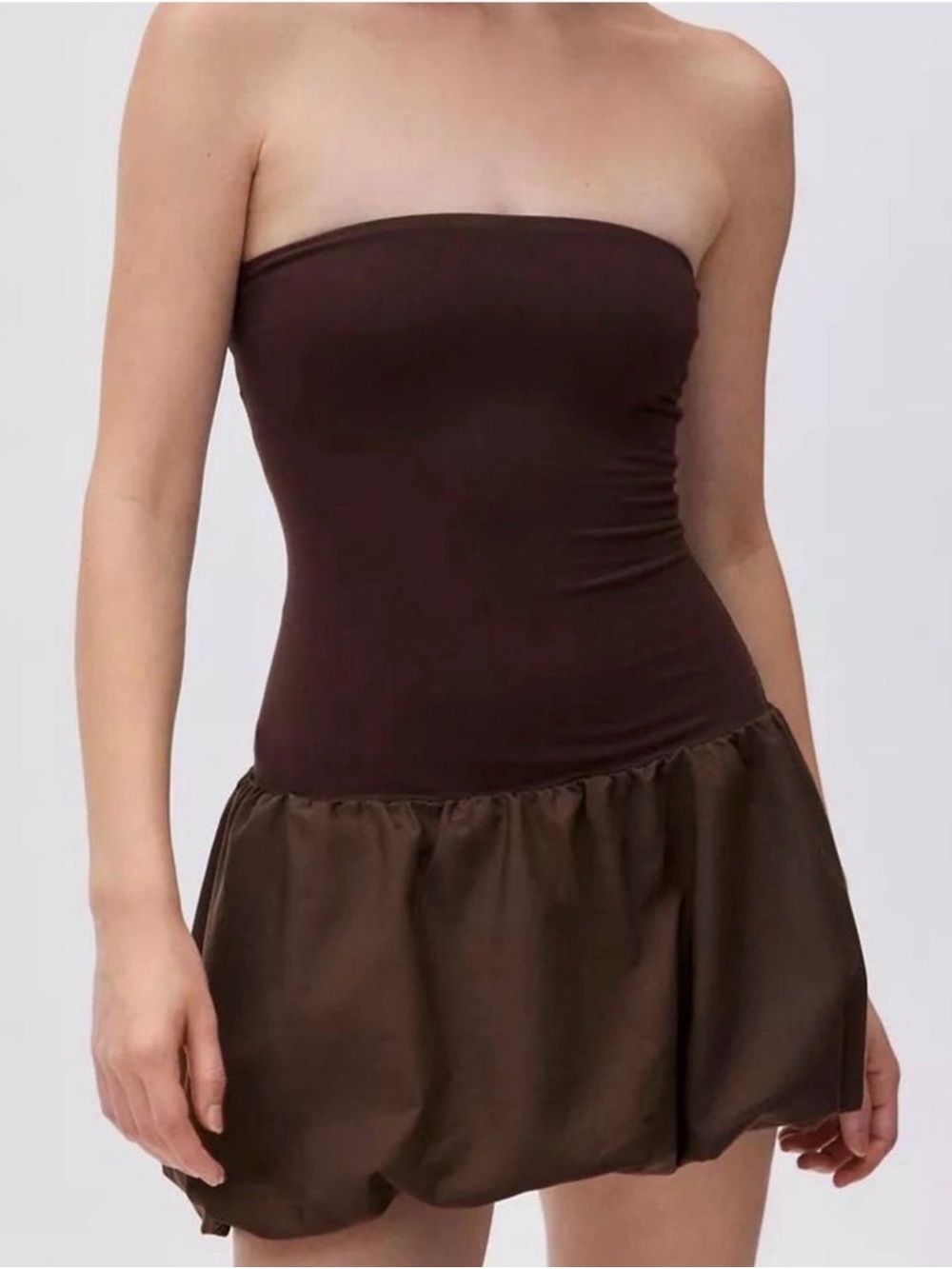 GLG Strapless silhouette fitted bodice Bubble hem skirt adds playful volume S